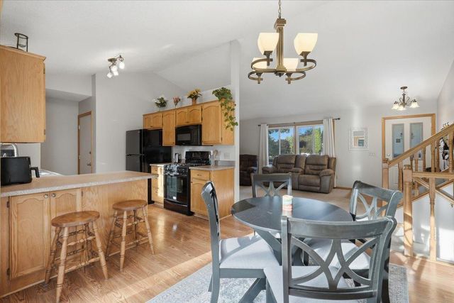 558 Hyde Avenue N, Mahtomedi, MN 55115
