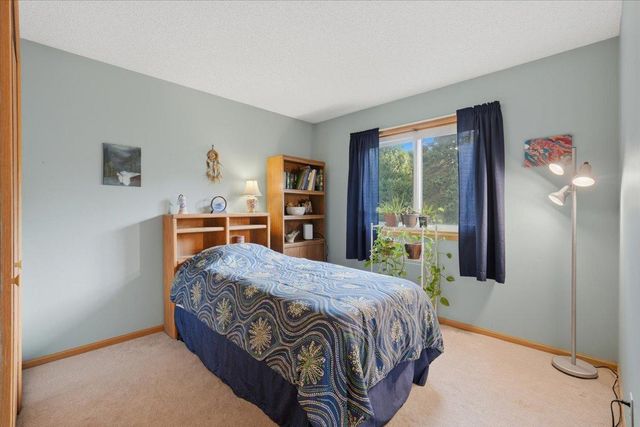 558 Hyde Avenue N, Mahtomedi, MN 55115
