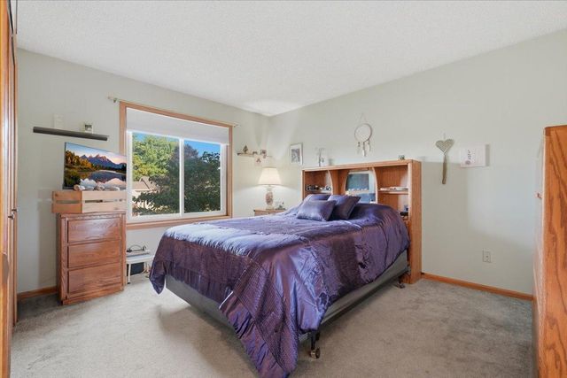 558 Hyde Avenue N, Mahtomedi, MN 55115