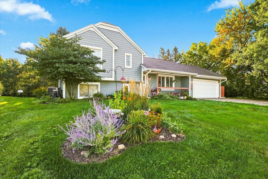 558 Hyde Avenue N, Mahtomedi, MN 55115 — exterior