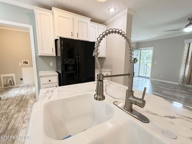 381 Dixon Rd, Crossville, TN 38571