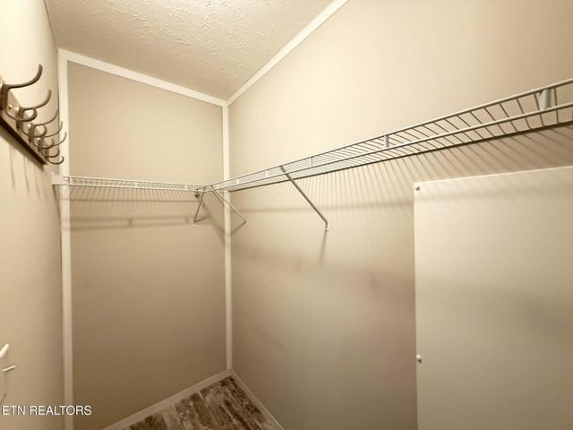381 Dixon Rd, Crossville, TN 38571