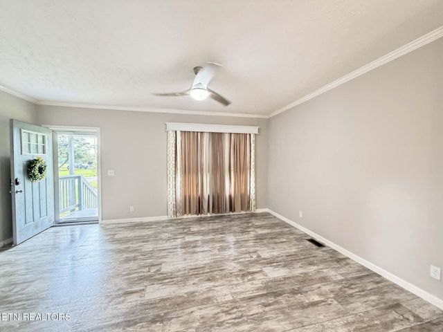 381 Dixon Rd, Crossville, TN 38571
