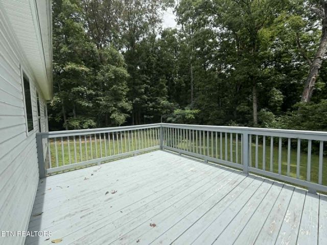 381 Dixon Rd, Crossville, TN 38571
