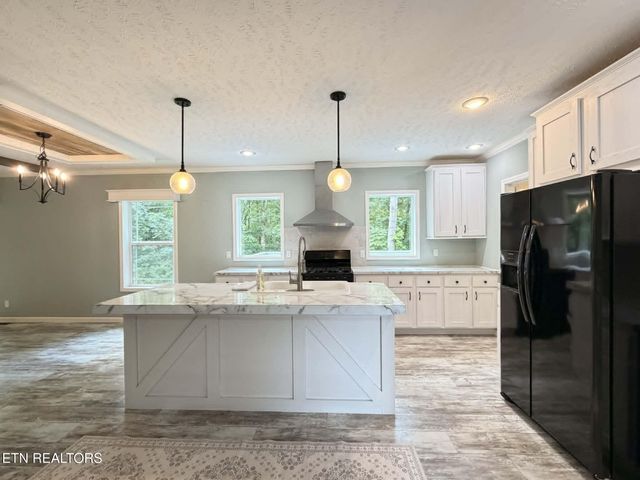 381 Dixon Rd, Crossville, TN 38571