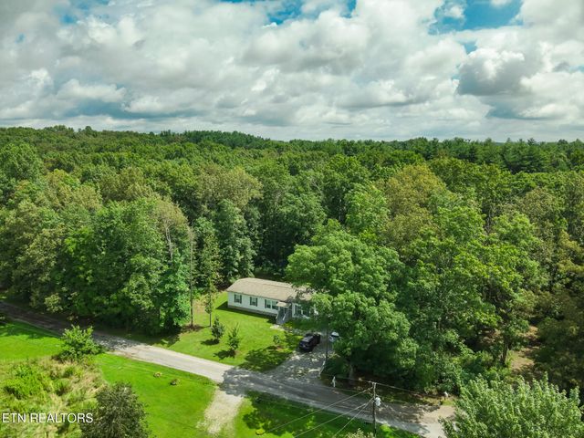 381 Dixon Rd, Crossville, TN 38571