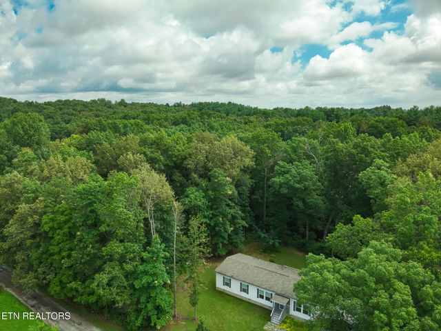 381 Dixon Rd, Crossville, TN 38571