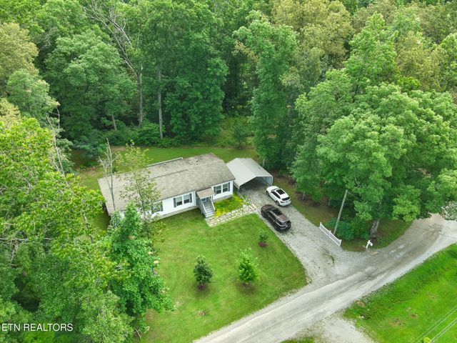 381 Dixon Rd, Crossville, TN 38571