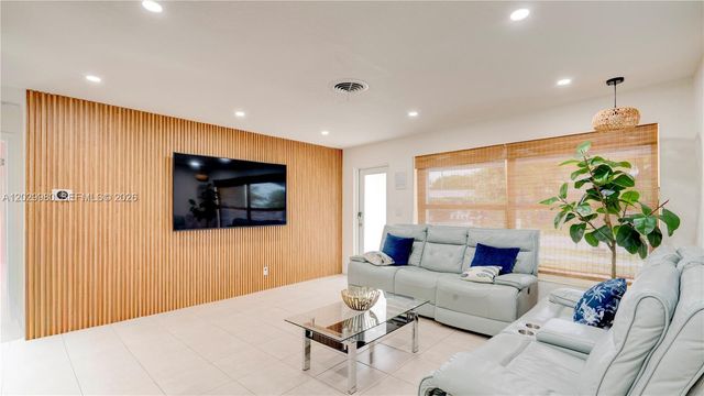 2510 NE 9th Avenue, Pompano Beach, FL 33064
