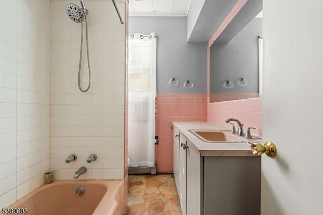 36 6Th St, Harrison Town, NJ 07029