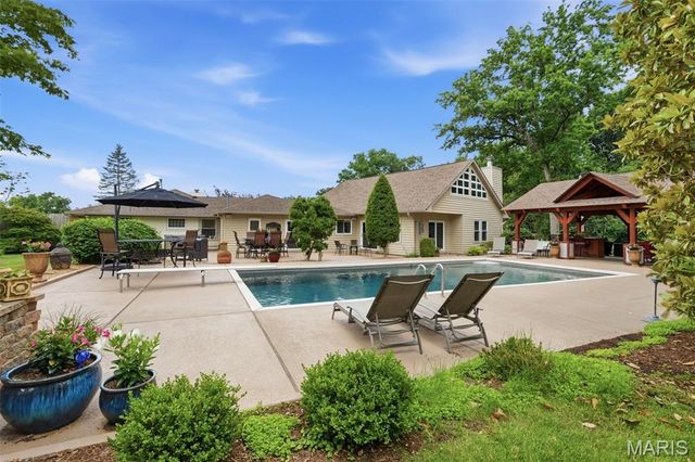 17 Stacy Drive, St Louis, MO 63132