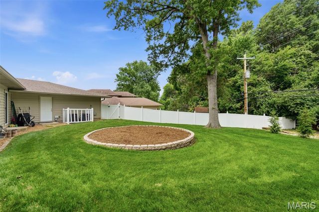 17 Stacy Drive, St Louis, MO 63132