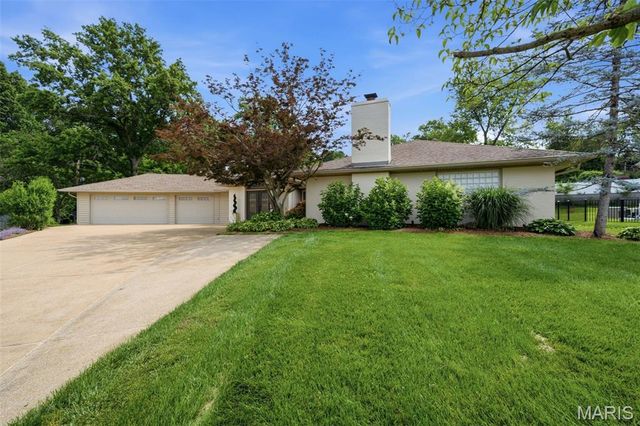 17 Stacy Drive, St Louis, MO 63132