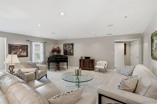 17 Stacy Drive, St Louis, MO 63132