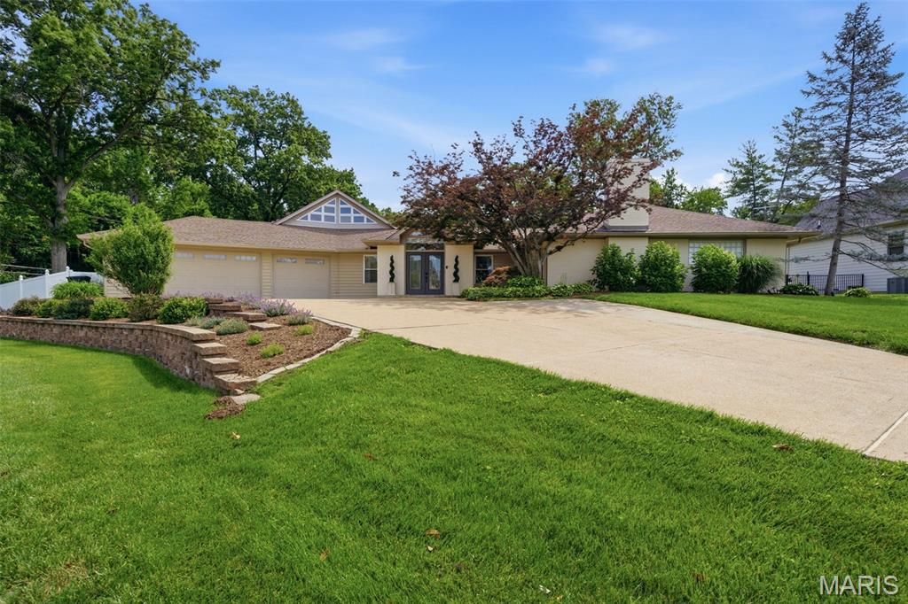 17 Stacy Drive, St Louis, MO 63132