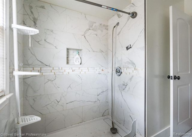 22806 Carleton Avenue, Southfield, MI 48033