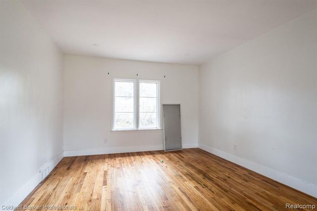 22806 Carleton Avenue, Southfield, MI 48033