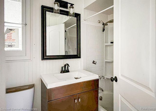 22806 Carleton Avenue, Southfield, MI 48033