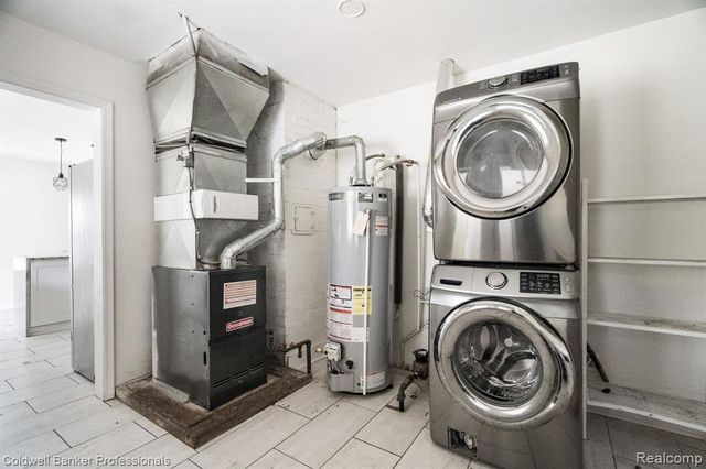 22806 Carleton Avenue, Southfield, MI 48033