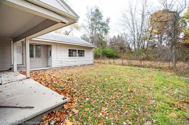 22806 Carleton Avenue, Southfield, MI 48033