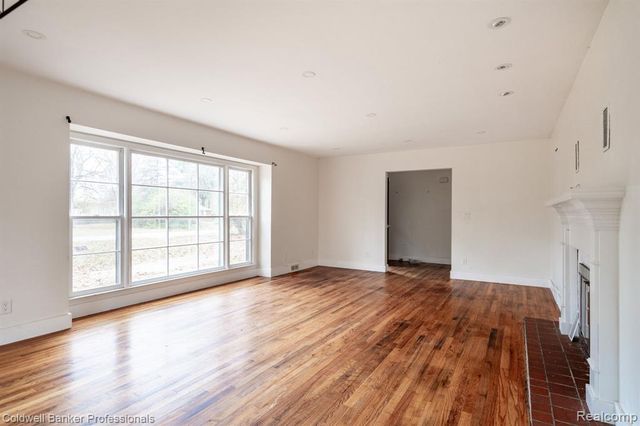 22806 Carleton Avenue, Southfield, MI 48033