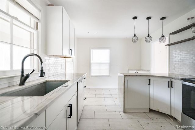 22806 Carleton Avenue, Southfield, MI 48033