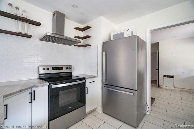 22806 Carleton Avenue, Southfield, MI 48033