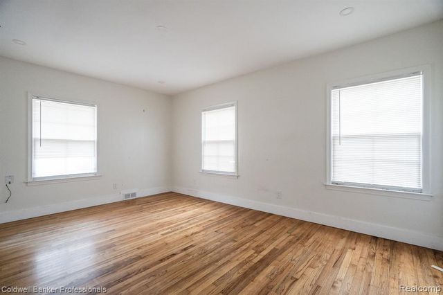 22806 Carleton Avenue, Southfield, MI 48033