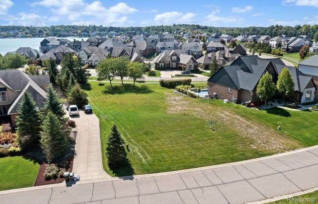 10539 Stoney Point Drive, Green Oak Township, MI 48178