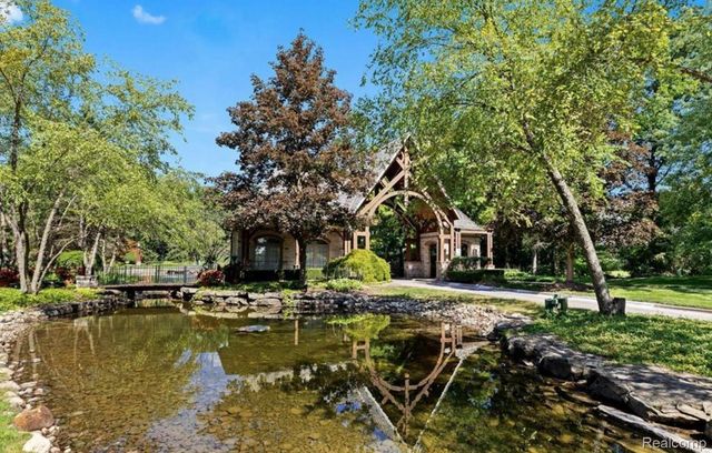 10539 Stoney Point Drive, Green Oak Township, MI 48178