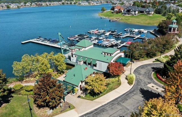 10539 Stoney Point Drive, Green Oak Township, MI 48178