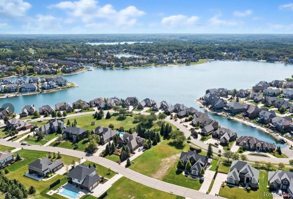 10539 Stoney Point Drive, Green Oak Township, MI 48178