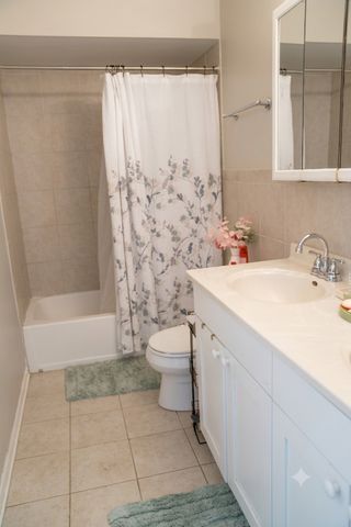 9406 N Oak Avenue, Des Plaines, IL 60016