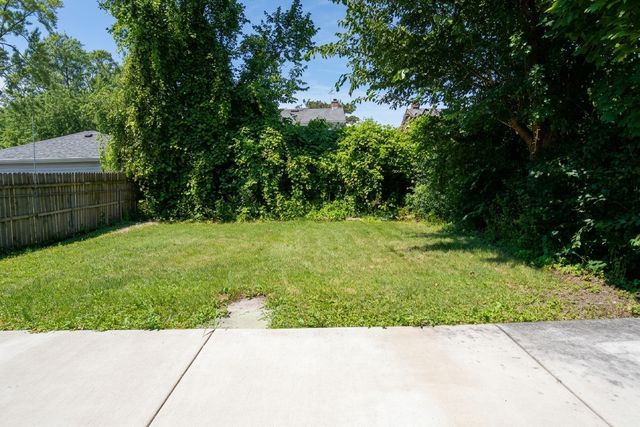 9406 N Oak Avenue, Des Plaines, IL 60016