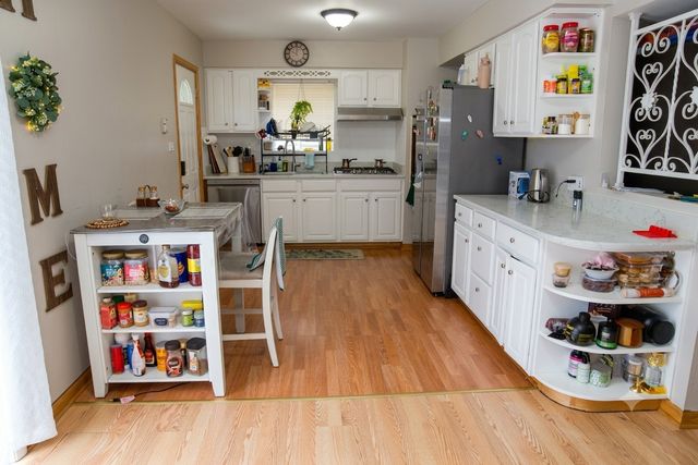 9406 N Oak Avenue, Des Plaines, IL 60016