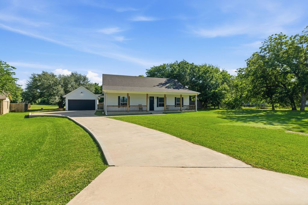 300 Mockingbird Lane, Springtown, TX 76082