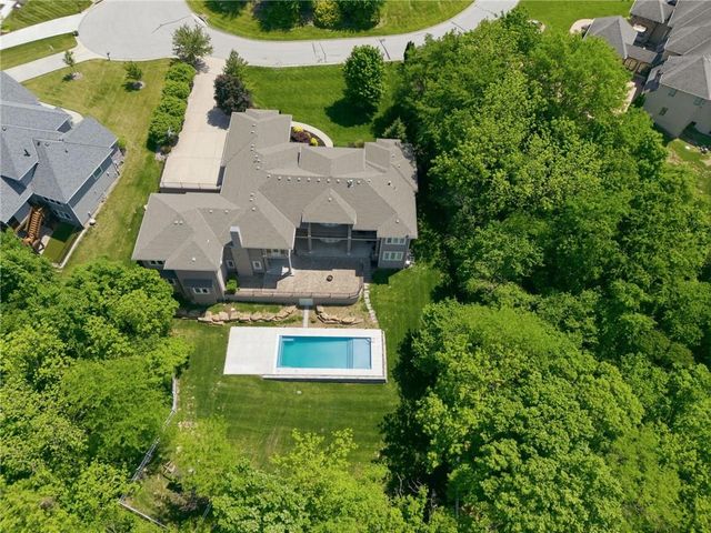 6930 NW WHITE PINE Circle, Parkville, MO 64152