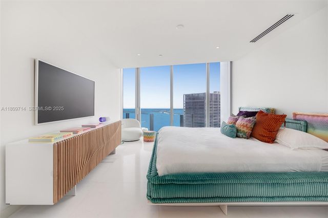 300 Biscayne Blvd Way 5205W, Miami, FL 33131