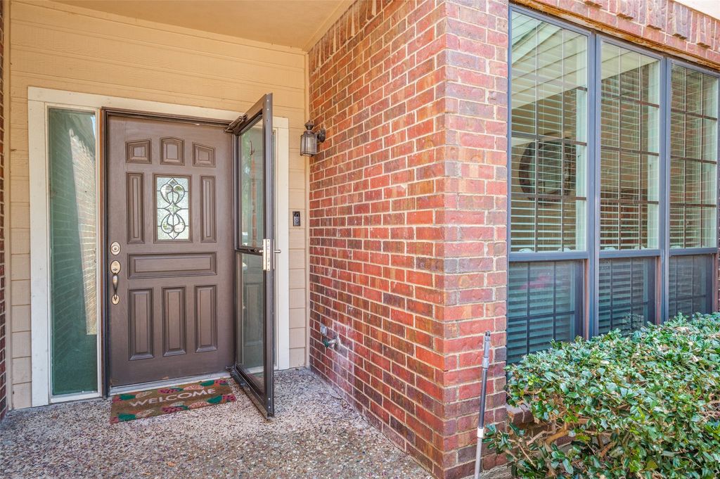 221 Cimarron Trail 2, Irving, TX 75063 — photo 2