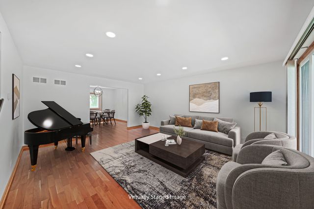 720 Dunhill Drive, Buffalo Grove, IL 60089