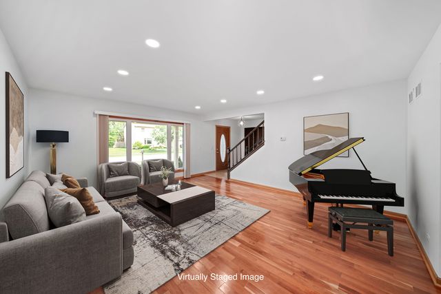 720 Dunhill Drive, Buffalo Grove, IL 60089