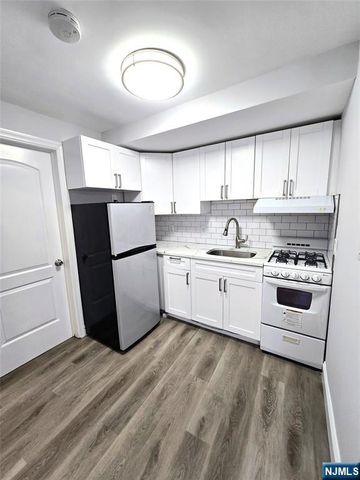 275 Grand Avenue, Leonia, NJ 07605