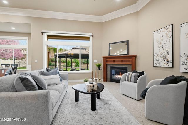 609 N 74th Ave, Yakima, WA 98908