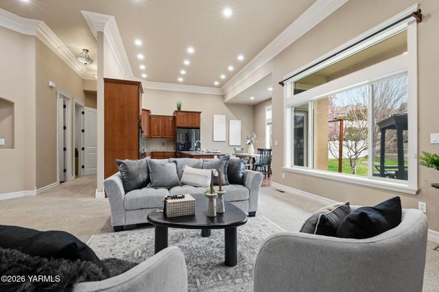 609 N 74th Ave, Yakima, WA 98908