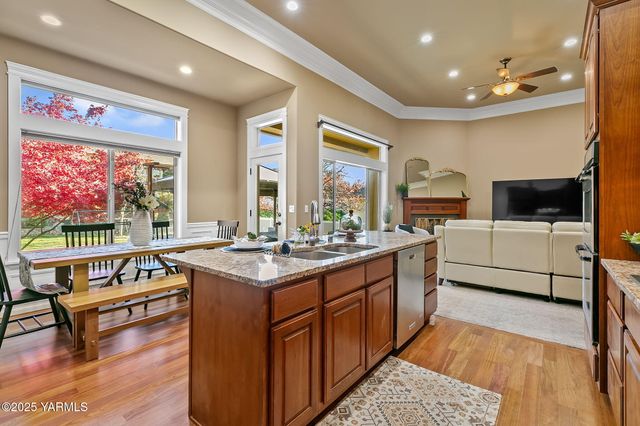 609 N 74th Ave, Yakima, WA 98908