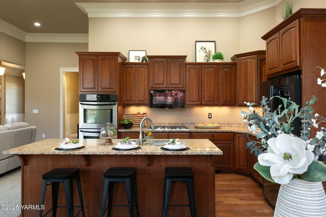 609 N 74th Ave, Yakima, WA 98908