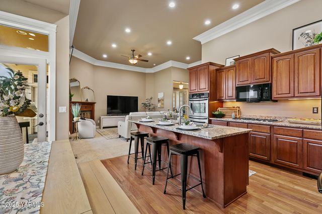 609 N 74th Ave, Yakima, WA 98908