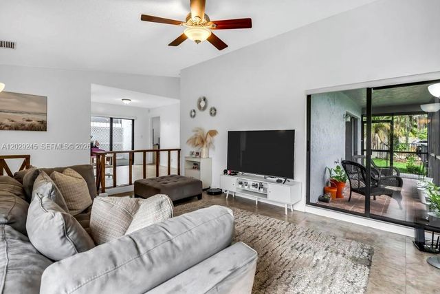 971 NW 89th Ave, Plantation, FL 33324