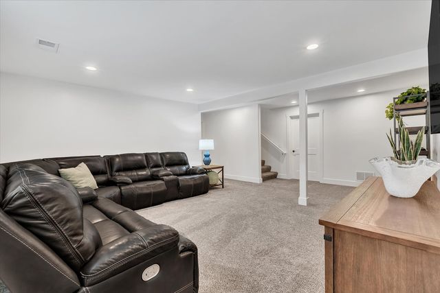 3052 Charissas Place, Bettendorf, IA 52722