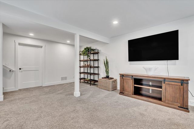 3052 Charissas Place, Bettendorf, IA 52722